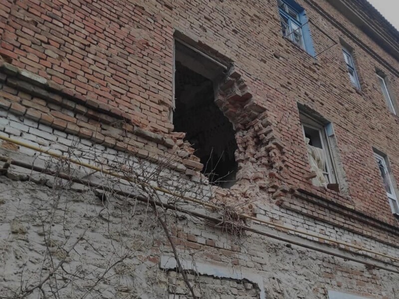 Российская армия обстреляла жилой сектор Херсона, пострадали две находившиеся дома женщины. Фото, видео