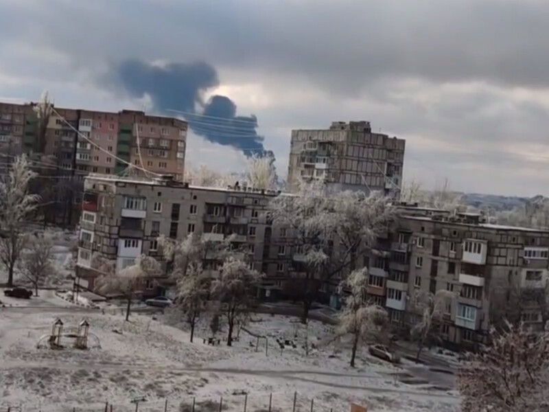 У Донецьку виникла сильна пожежа після удару по базі окупантів – журналіст