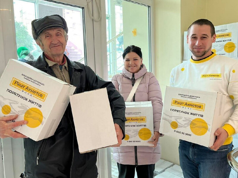 В "Зеленом центре" в Запорожье продолжается выдача помощи от Фонда Рината Ахметова для переселенцев