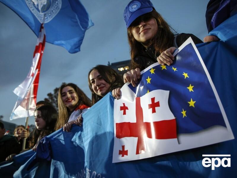 У Грузії набуття статусу кандидата в Євросоюз вийшли святкувати тисячі людей. Фоторепортаж