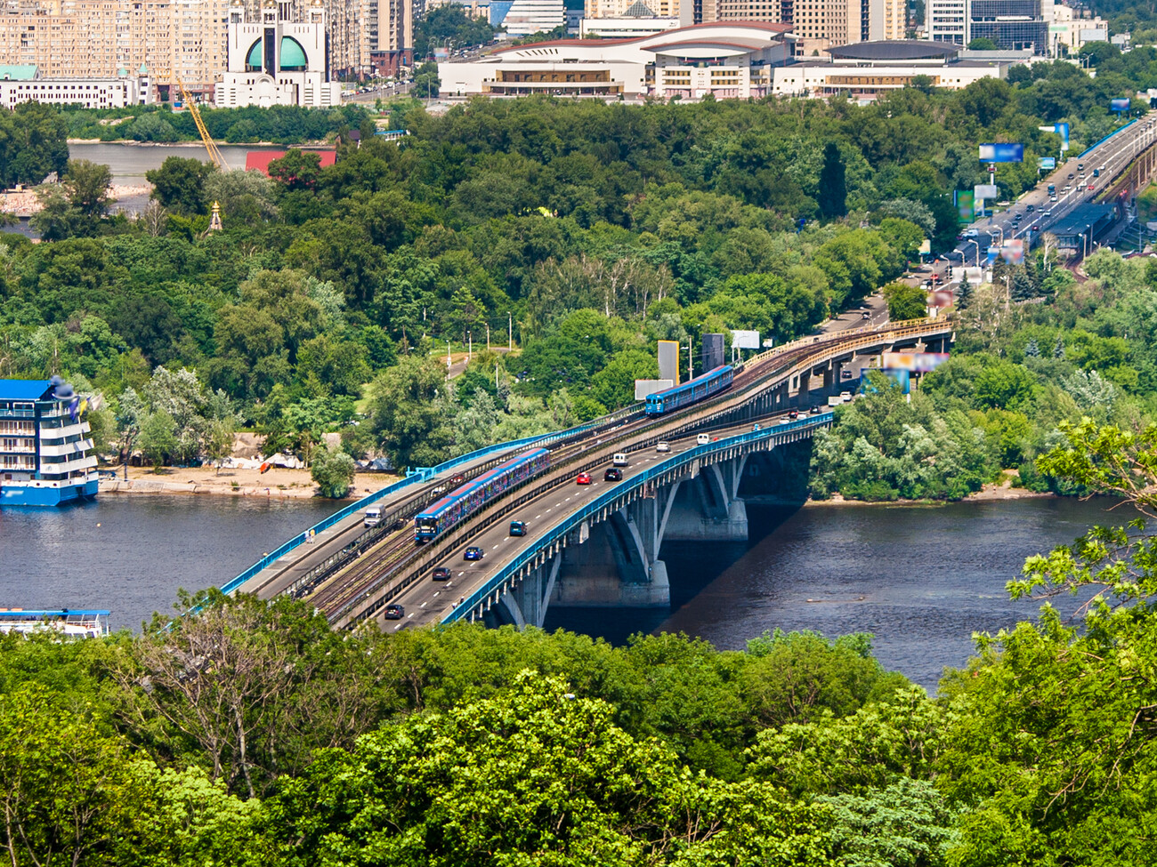 Директор киевского метро Брагинский: Мост Метро, действительно, находится в  тяжелом состоянии и нуждается в ремонте. Но ничего критического там не  происходит