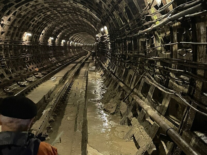 Директор киевского метро Брагинский: В ноябре произошла значительная утечка воды в тоннеле между "Демеевской" и "Лыбидской". Профильный институт заключил, что это самая высокая категория аварийности и нужно останавливать движение