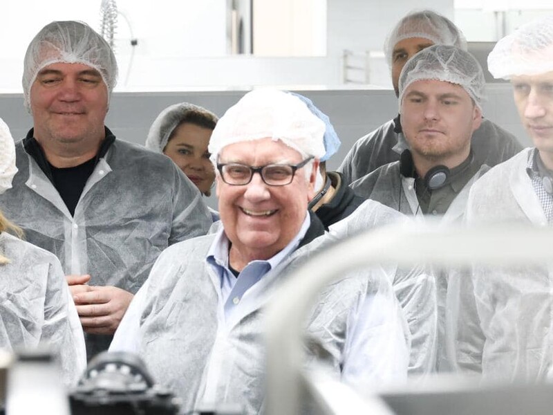 На открытие фабрики-кухни в Буче приехали американский миллиардер Баффетт и Зеленская. Фото