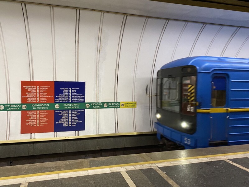Київське метро протягом доби повернуло гроші за 18,5 тис. поїздок через ремонт на "синій" гілці
