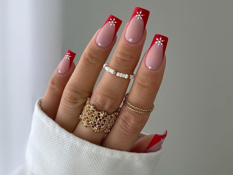 Різдвяний дизайн нігтів. Майстриня з Польщі показала п'ять нових варіантів трендового манікюру
