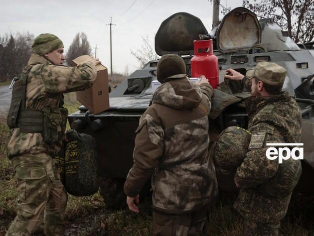 Раненых российских оккупантов на костылях и в наручниках насильно возвращают на войну с Украиной. Видео