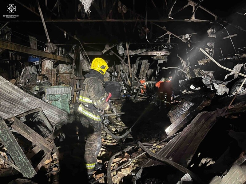 В Киевской области вспыхнул пожар на площади 1500 м² из-за обломков дронов, есть разрушения. Фото 