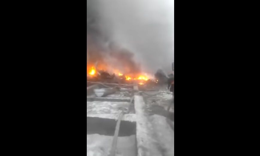 В сети опубликовали видео тушения рухнувшего под Бишкеком Boeing. Видео