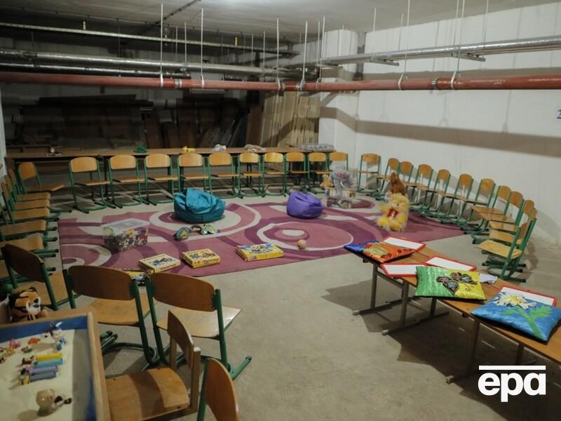 У нещодавно відремонтованому укритті школи в Києві під час тривоги обвалилася стеля. Відео