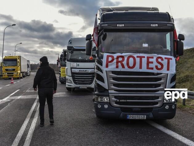 Власти Польши обещают до начала нового года разблокировать движение грузовиков через украинскую границу