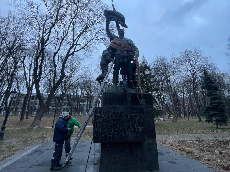 У центрі Києва демонтували пам'ятник учасникам більшовицького "січневого повстання"