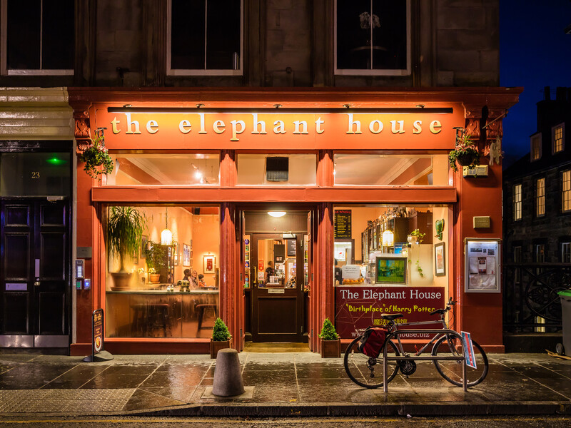 В Единбурзі знову відкриють кафе, у якому Роулінг писала "Гаррі Поттера". Воно не працювало після пожежі 2021-го