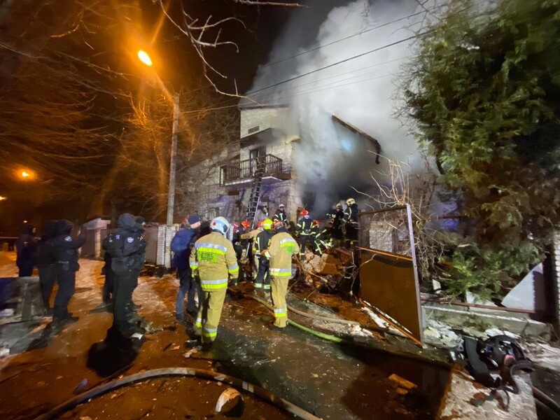У Львові стався вибух у приватному будинку, під завалами можуть бути люди