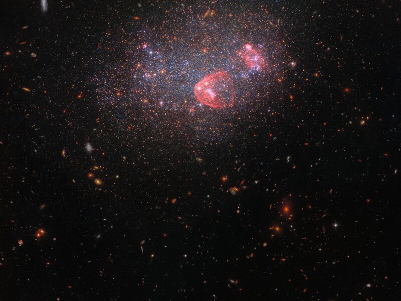 Hubble заснял карликовую галактику, которую в NASA сравнили со "снежным шаром"