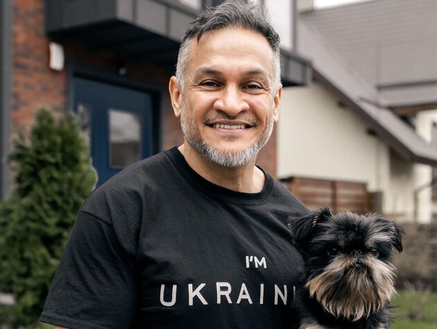 Хименес-Браво разыграл подписчиков, выдав своего питомца за ребенка. Видео