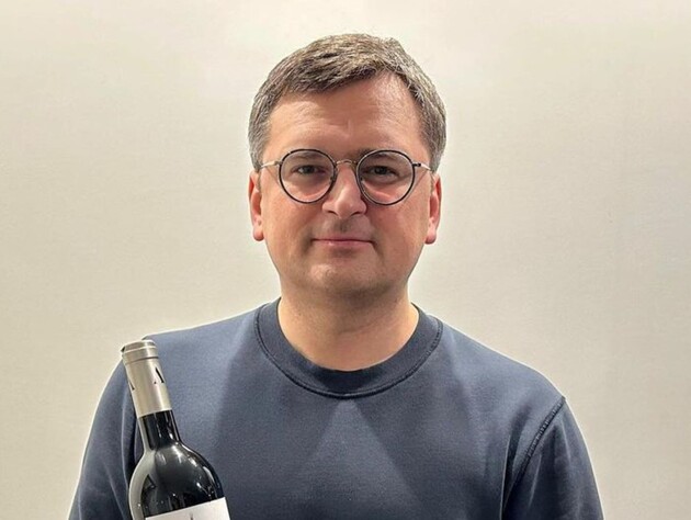 Хліб, чайник, посудомийна машина. Кулеба у шкарпетках засвітив інтер'єр своєї кухні. Він похвалився, як його вихованець виконує команди