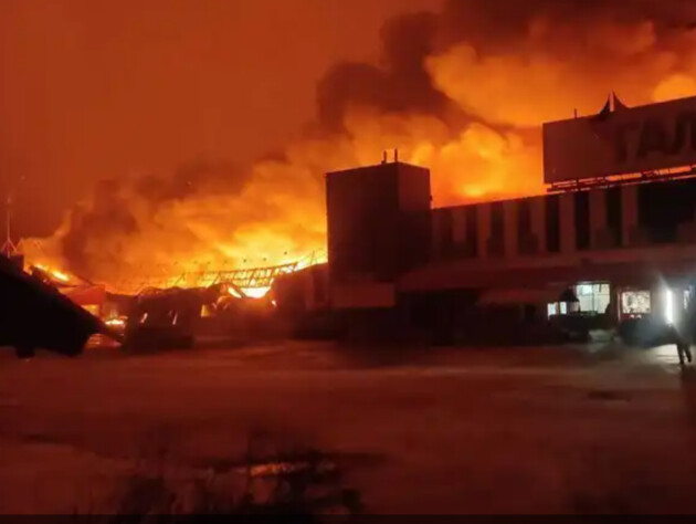 В Горловке после серии мощных прилетов сгорел торговый центр. Видео
