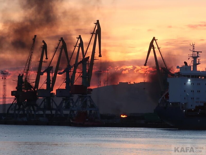 "В порту догорает, город в стекле". СМИ показали последствия мощного взрыва в Феодосии 