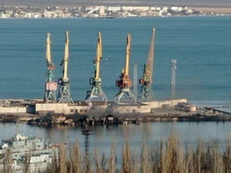 Появилось фото из порта Феодосии. Журналисты утверждают, что на нем уничтоженный взрывом "Новочеркасск"