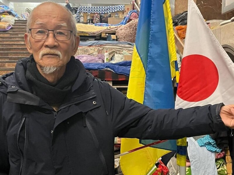 Японський волонтер Цучіко заявив, що представники торговельного центру в Харкові забороняють йому збирати гроші для українців у переході метро