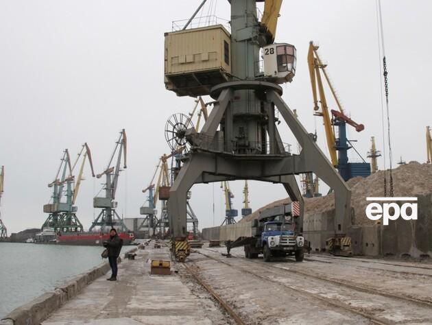 Окупанти завозять у порт Бердянськ зброю, а вивозять – крадений брухт