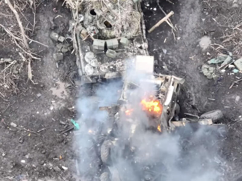 "Нам нравится, как оно горит". ВСУ показали, как после удара FPV-дрона от российского БТР остались только колеса. Видео