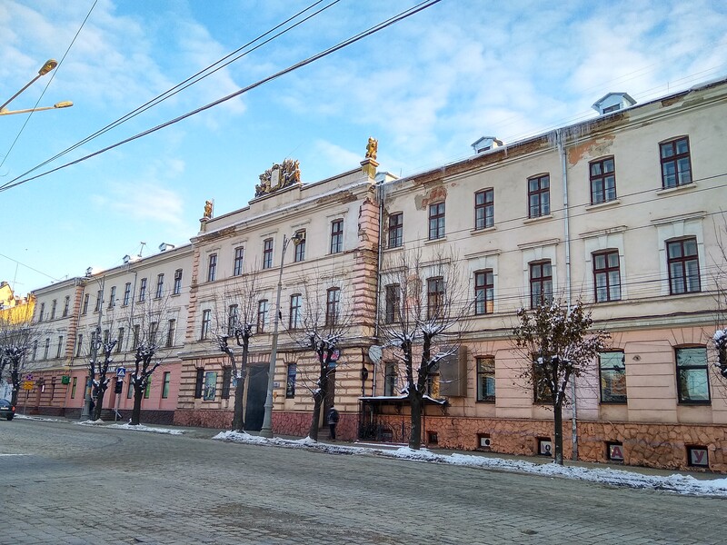 В Черновцах мужчина выпрыгнул из окна военкомата, он в больнице – СМИ