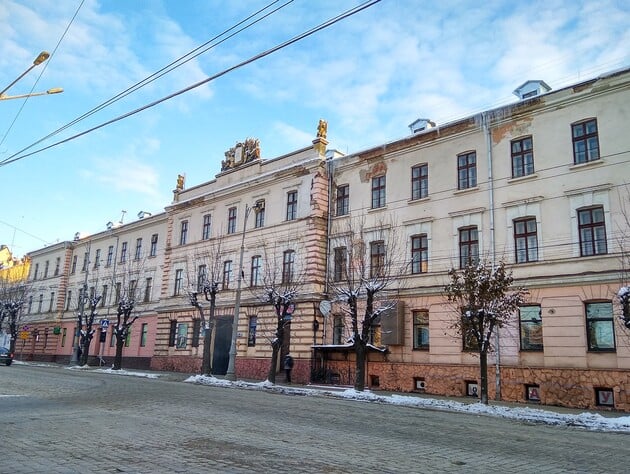 У Чернівцях чоловік вистрибнув із вікна військкомату, він у лікарні – ЗМІ