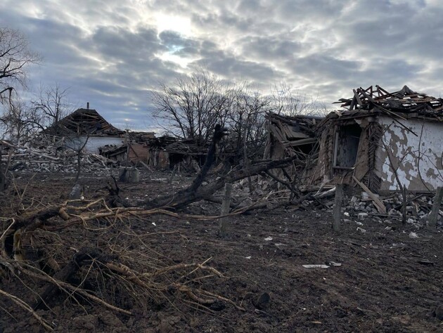 Окупанти вдарили авіабомбою по селу в Харківській області, три жінки дістали поранення. Фото