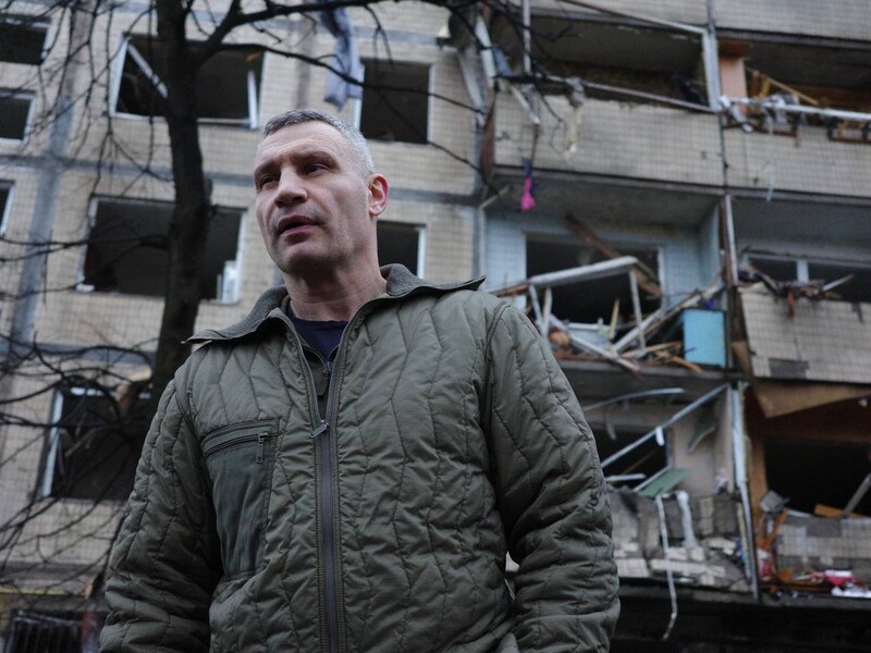 У Києві троє людей перебувають під завалами пошкодженого складського приміщення – Кличко