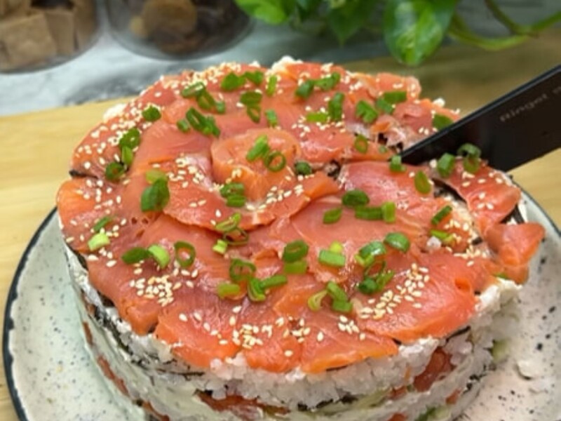 Суши-торт для праздничного стола. Простой рецепт из риса, рыбы и авокадо