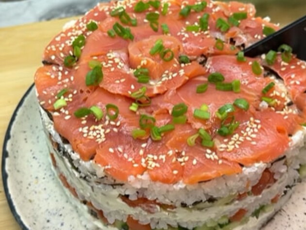 Суши-торт для праздничного стола. Простой рецепт из риса, рыбы и авокадо