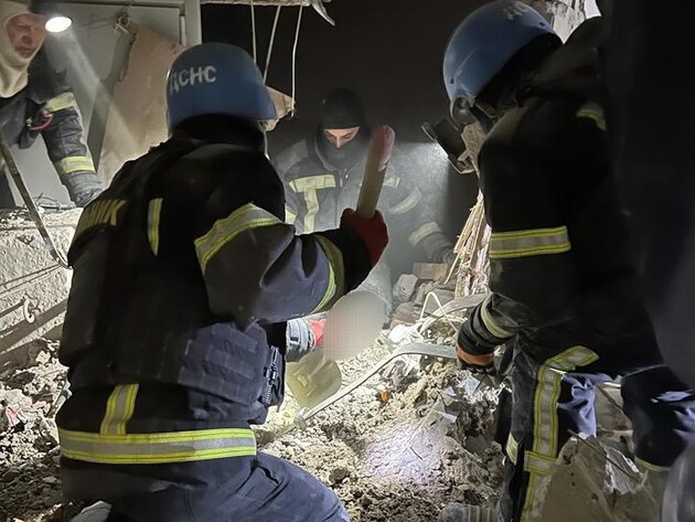 У Києві рятувальники дістали з-під завалів тіло ще одного загиблого, кількість жертв ракетної атаки у столиці зросла до трьох людей
