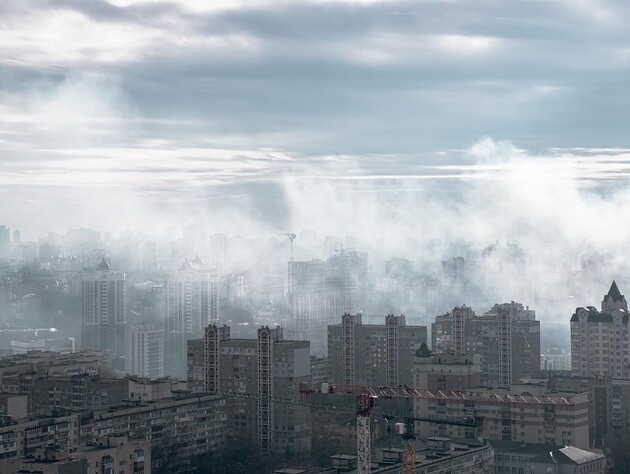Київ опинився в диму після російської атаки. Фоторепортаж