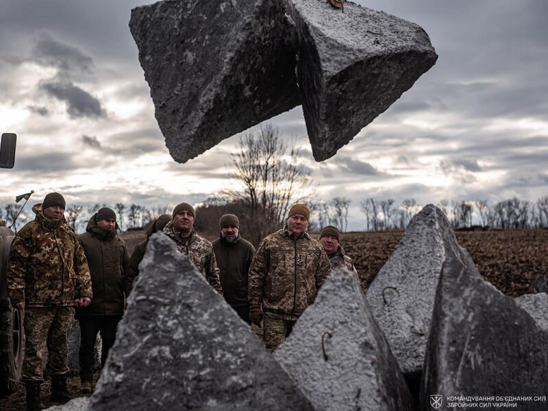 На северной границе Украины устанавливают "зубы дракона". Фото