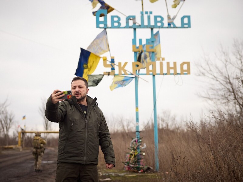 "Один из самых сложных участков фронта". Зеленский встретился с украинскими бойцами в Авдеевке
