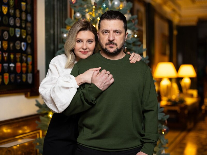 "Наш новый год будет таким, каким мы его хотим и сделаем". Зеленский опубликовал фото с первой леди Украины и поздравил украинцев