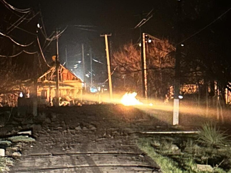 Оккупанты в новогодний вечер ударили семью ракетами по Покровску, двое гражданских получили ранения, в том числе девятилетняя девочка. Фото