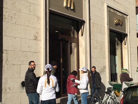Открытый в Ватикане McDonald's принял решение кормить бездомных