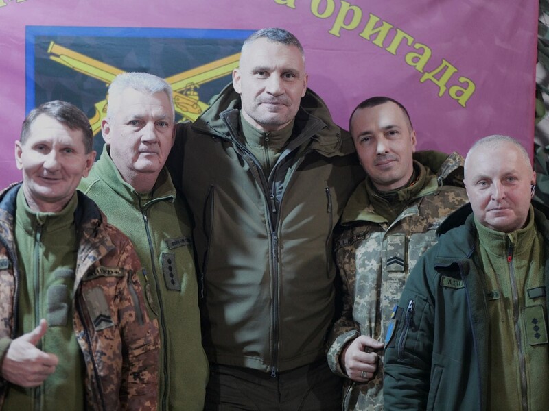 "Второй год подряд встречаю с бойцами на Донбассе". Кличко поехал на передовую, чтобы поддержать бойцов и передать помощь