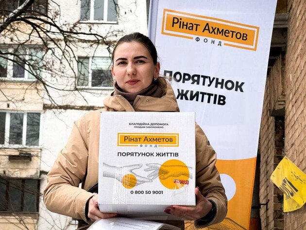У Києві переселенці зі Старобільської громади отримують допомогу від Фонду Ріната Ахметова