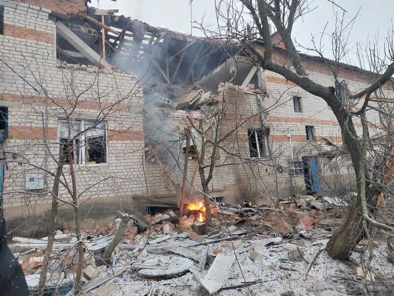 Російський Shahed влучив у житловий двоповерховий будинок у Сумській області, під завалами опинилися люди – ОВА