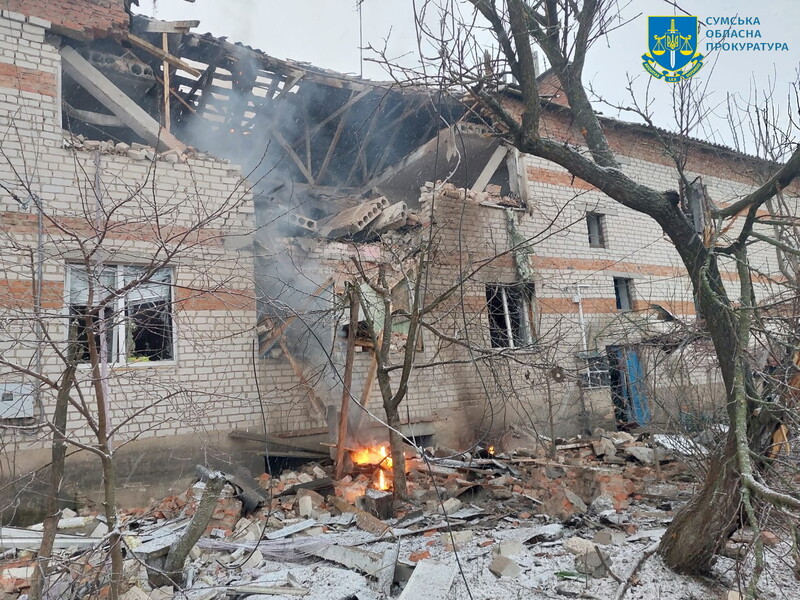 В результате попадания российского Shahed в жилой двухэтажный дом в Сумской области погибла женщина, под завалами находится мужчина – прокуратура