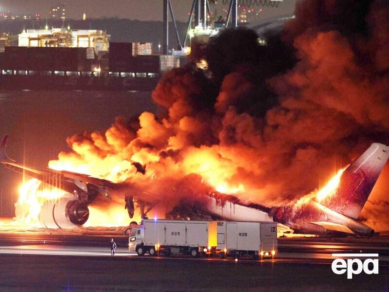В аэропорту Токио полностью сгорел лайнер Japan Airlines. При посадке он столкнулся с самолетом береговой охраны. Видео