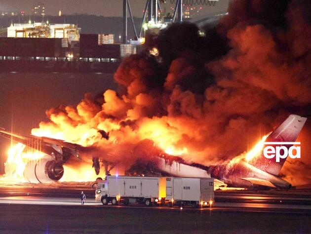В аэропорту Токио полностью сгорел лайнер Japan Airlines. При посадке он столкнулся с самолетом береговой охраны. Видео