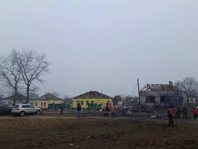 Російські Telegram-канали пишуть, що ракета, яка впала у Воронезькій області, убила 11 людей. За словами губернатора, є лише четверо поранених