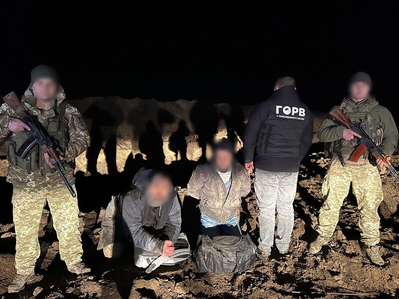 "В панике пытались преодолеть неприступный ров". Пограничники показали, как задержали двух уклонистов на границе с Молдовой. Видео