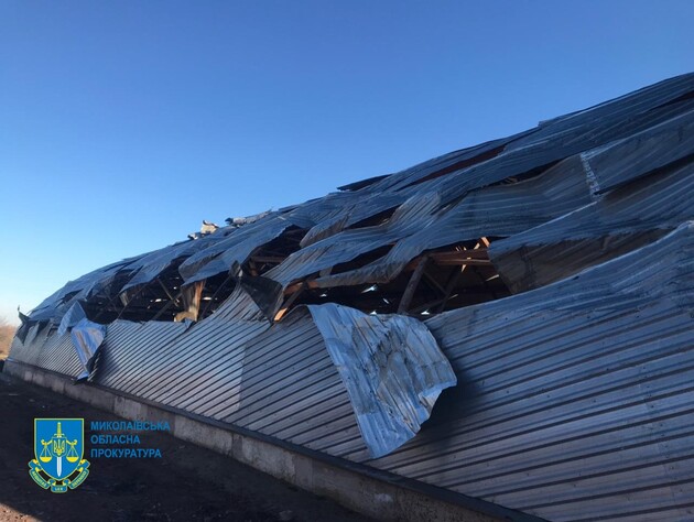 РФ атаковала агропредприятия в Херсоне и Николаевской области, повреждены ангары и техника. Фото, видео 