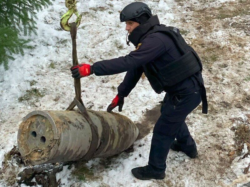 В Киеве саперы обезвредили боевую часть аэробаллистической ракеты "Кинжал". Фото