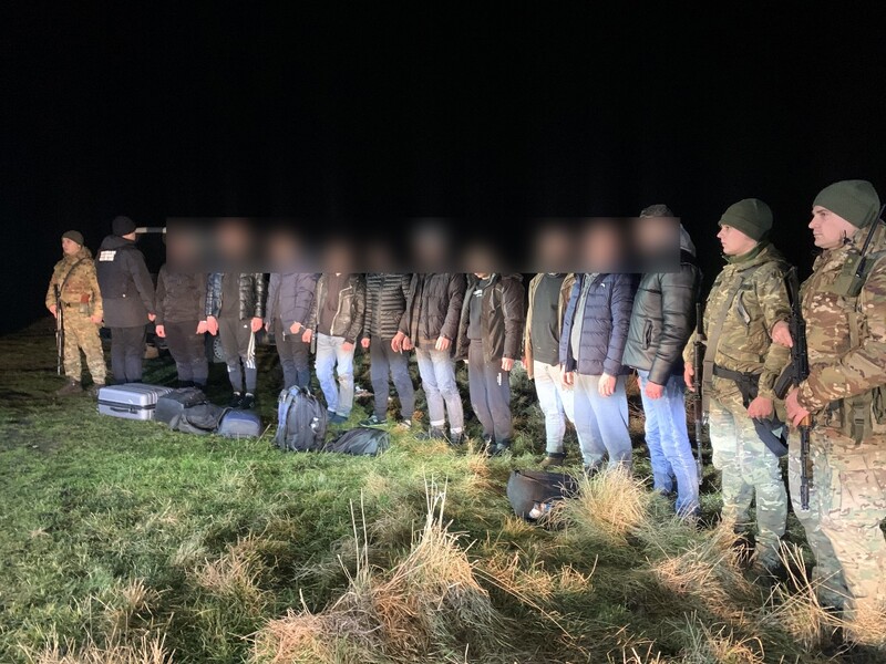 Українські прикордонники затримали 10 чоловіків, які намагалися незаконно потрапити в Молдову на поромі. Відео